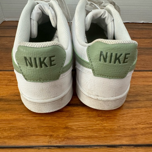 Nike Women’s Sneakers Shoes White and Green Size 9.5 - Picture 5 of 8